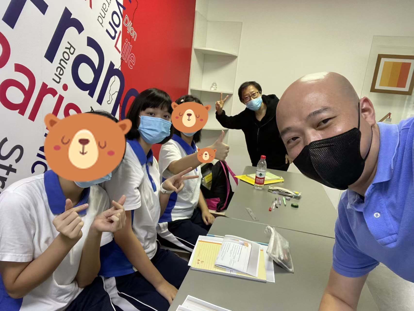 温晓蕾在三爱参加行前培训的合影