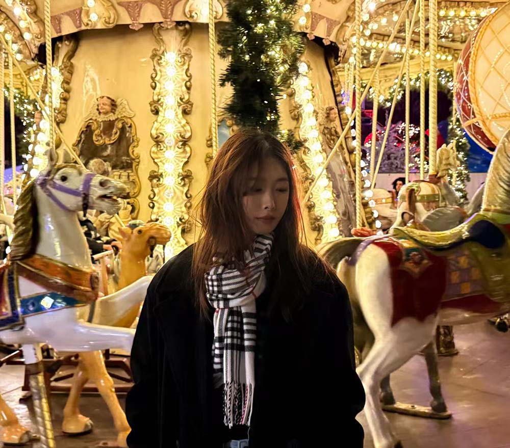 张馨冉与国际同学在巴黎合影