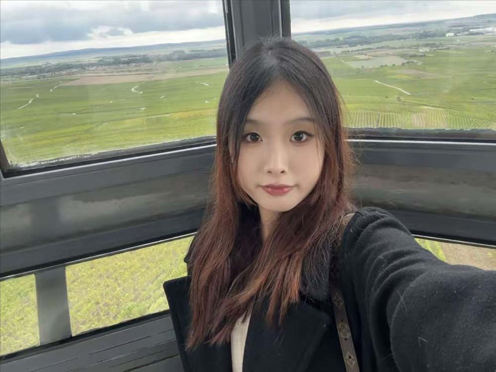 张馨冉在宿舍里整理学习计划