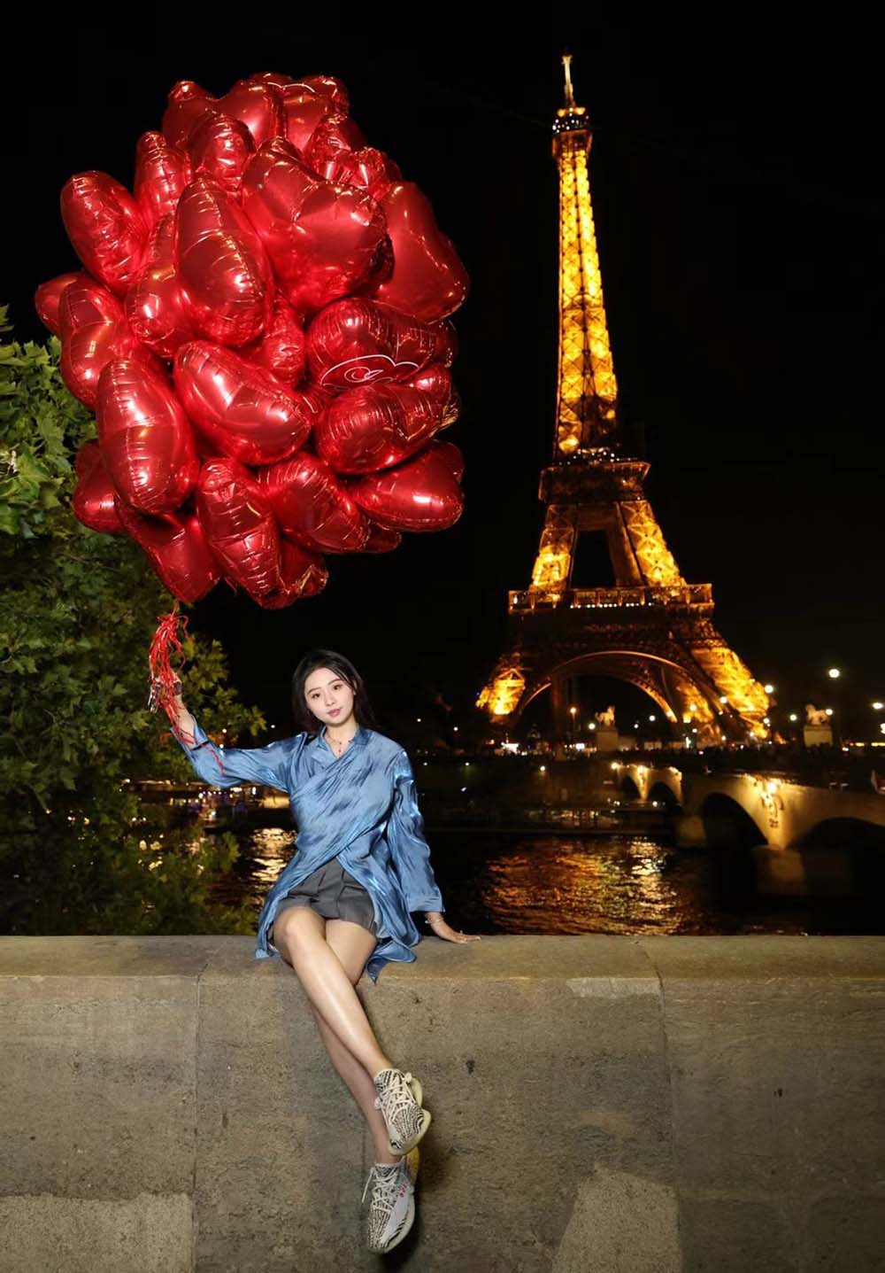 谢雅诗在巴黎街头记录时尚灵感的照片