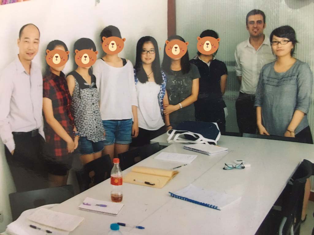 石雨白在三爱教室里翻阅艺术资料的照片